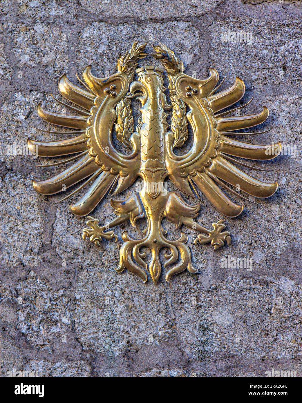 Armoiries dorées sur le mur à Innsbruck, en Autriche Banque D'Images