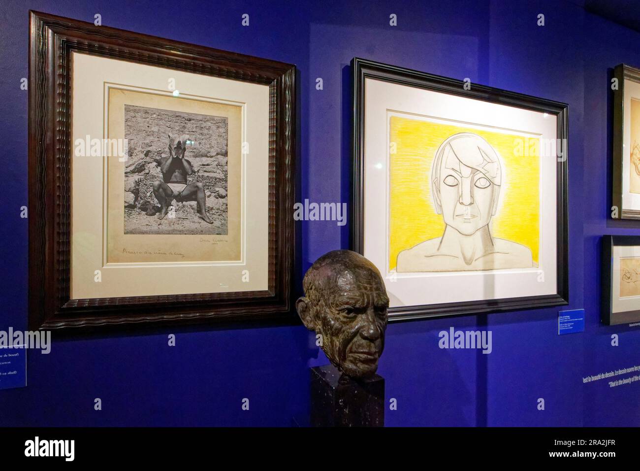 France, Alpes Maritimes, Mougins, Musée d'Art classique Mougins, deux œuvres de Pablo Picasso : à droite, Pablo sur fond jaune, portrait de Picasso par Françoise Gilot, crayon et crayons de couleur sur papier (1946). Sur la gauche, photographie de Picasso par Dora Maar signé et intitulé Picasso avec crâne de boeuf. Au centre, le modèle de Picasso, sculpture de Gabriël Sterck Banque D'Images