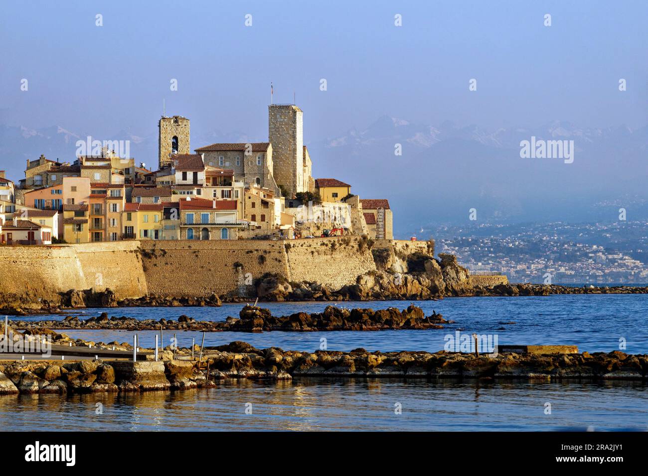 France, Alpes Maritimes, Antibes, la Vieille ville et ses remparts Vauban apparaissent les deux tours de Saracen du Musée Picasso et la Cathédrale notre Dame de l'Immaculée conception Banque D'Images