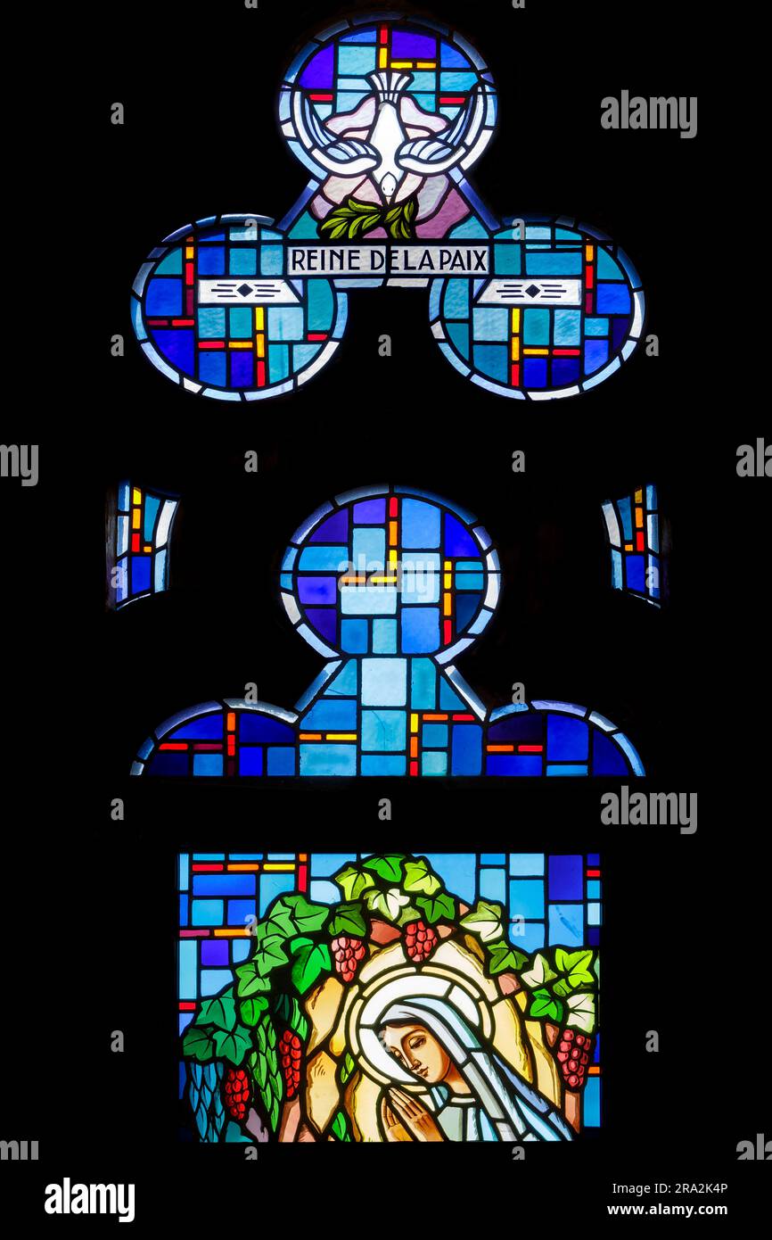 France, Meurthe et Moselle, Nancy, chapelle de la Vierge Marie et Saint Joseph de l'ancien couvent des Soeurs de la Sainte enfance de Marie (sœurs de l'enfance houleuse de Marie) puis des Soeurs de l'Alliance construit en 1875 par l'architecte Léon Vautrin, Aujourd'hui, le centre de documentation et la salle polyvalente de l'école de formation professionnelle Claude Daunot, situé boulevard Georges Clemenceau, vitraux de l'atelier de Benoit Freres (frères Benoit) réalisé en 1949, représentant un détail de l'histoire de l'apparition de la Vierge Marie à Sainte Bernadette Soubirous Banque D'Images