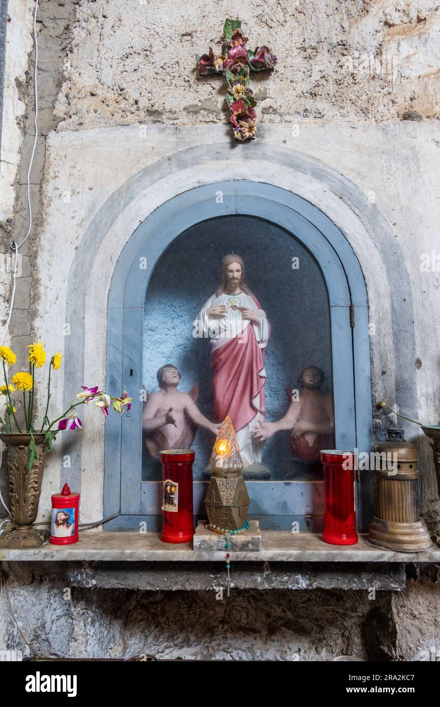 Statue de Jésus avec son cimetière à flanc de colline, ville d'Amalfi Campania, Italie Banque D'Images