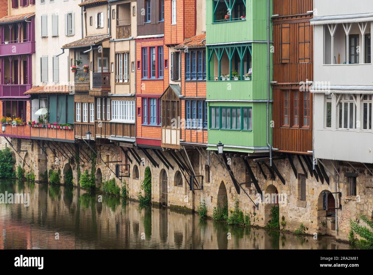 La France, Tarn, Castres, maisons sur l'Agout Banque D'Images