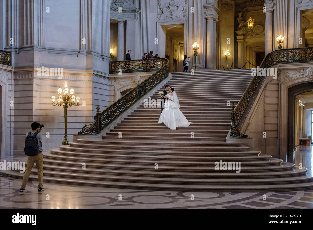 Un couple asiatique ayant des photos de mariage prises à l'hôtel de ville, San Francisco, Etats-Unis Banque D'Images