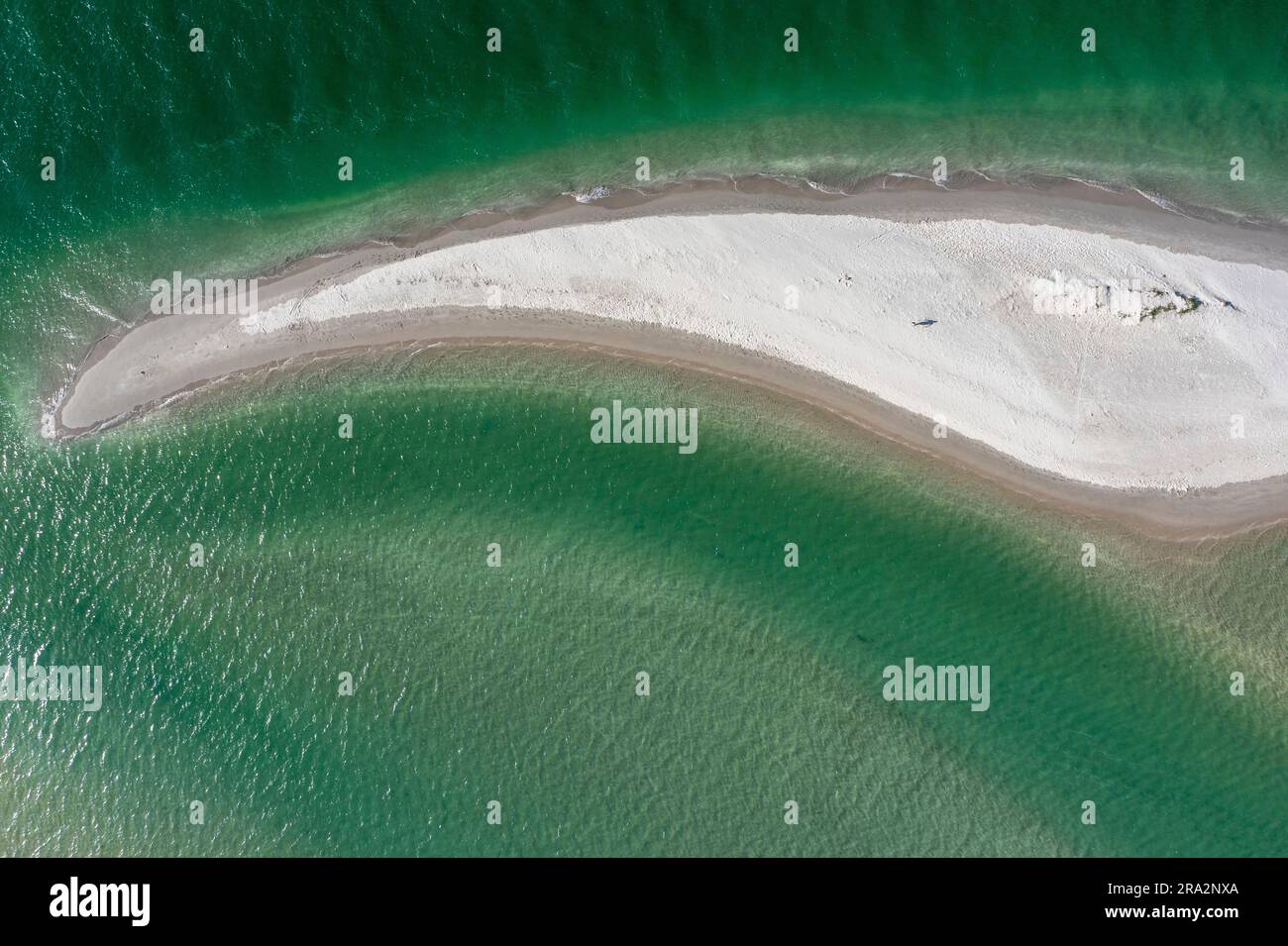 Brésil, Nordeste, Pernambuco, Coroa do Avião Island, vue aérienne d'une femme marchant sur un banc de sable Banque D'Images