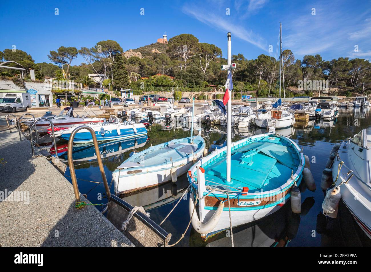 France, Var, Saint-Raphaël, barques pointues, bateaux de pêche traditionnels dans le port de Poussaï, le sémaphore au sommet du Cap du Dramont en arrière-plan Banque D'Images