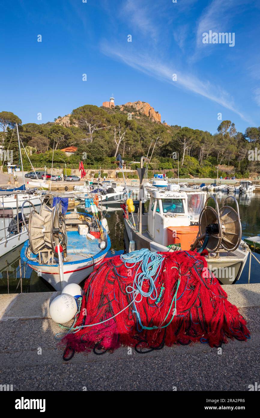 France, Var, Saint-Raphaël, barques pointues, bateaux de pêche traditionnels dans le port de Poussaï, le sémaphore au sommet du Cap du Dramont en arrière-plan Banque D'Images