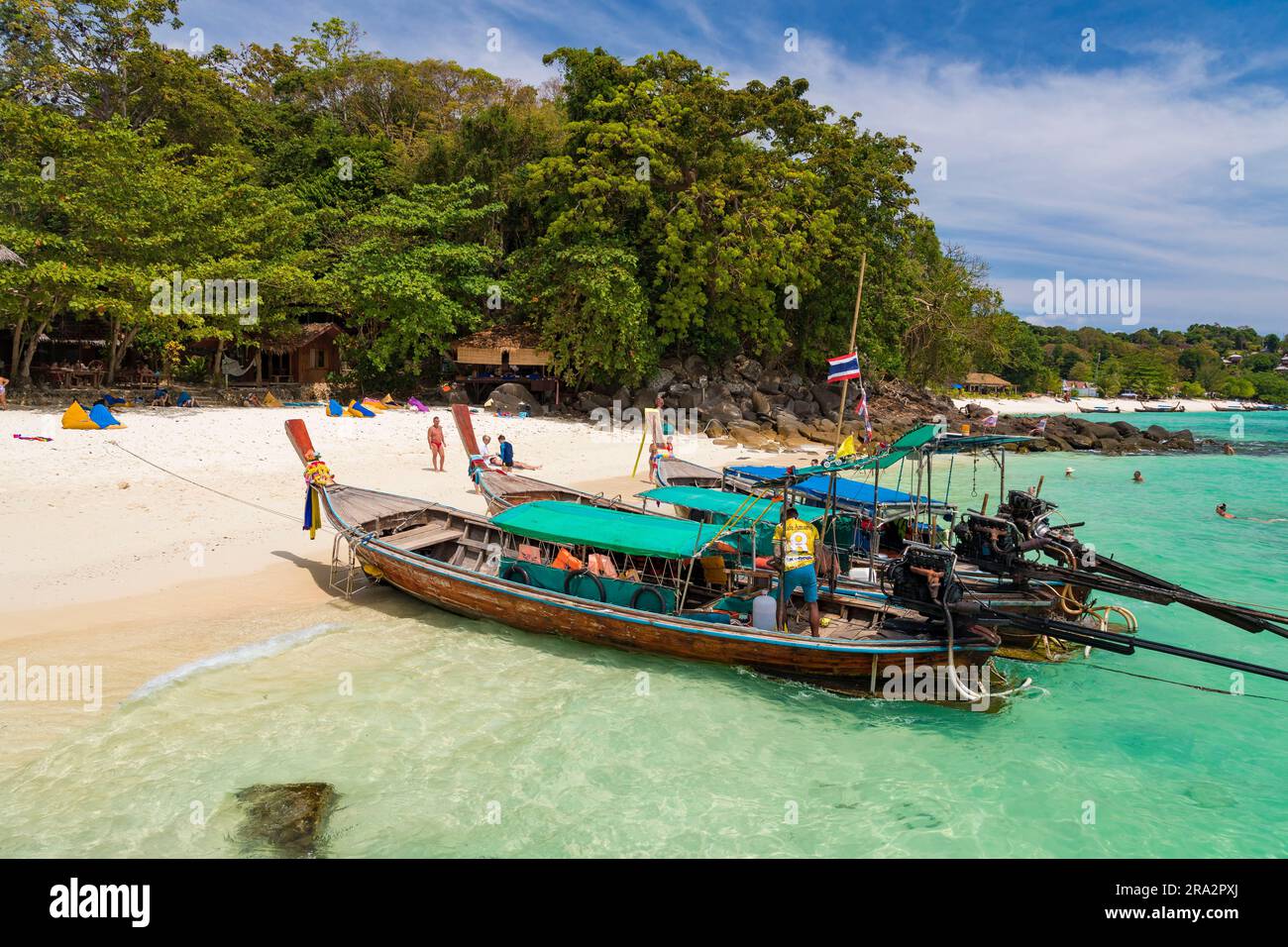 Thaïlande, province de Krabi, île de Koh Phi Phi Don, baie de ton Sai, plage en face de Vikking nature Resort, bateau long Tail Banque D'Images