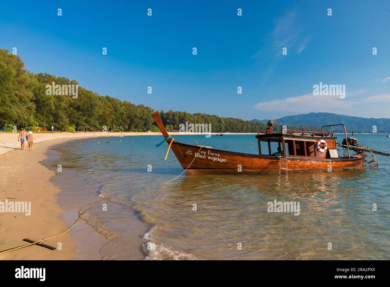 Thaïlande, province de Phuket, Choeng Thale, plage de Layan, bateau long Tail Banque D'Images