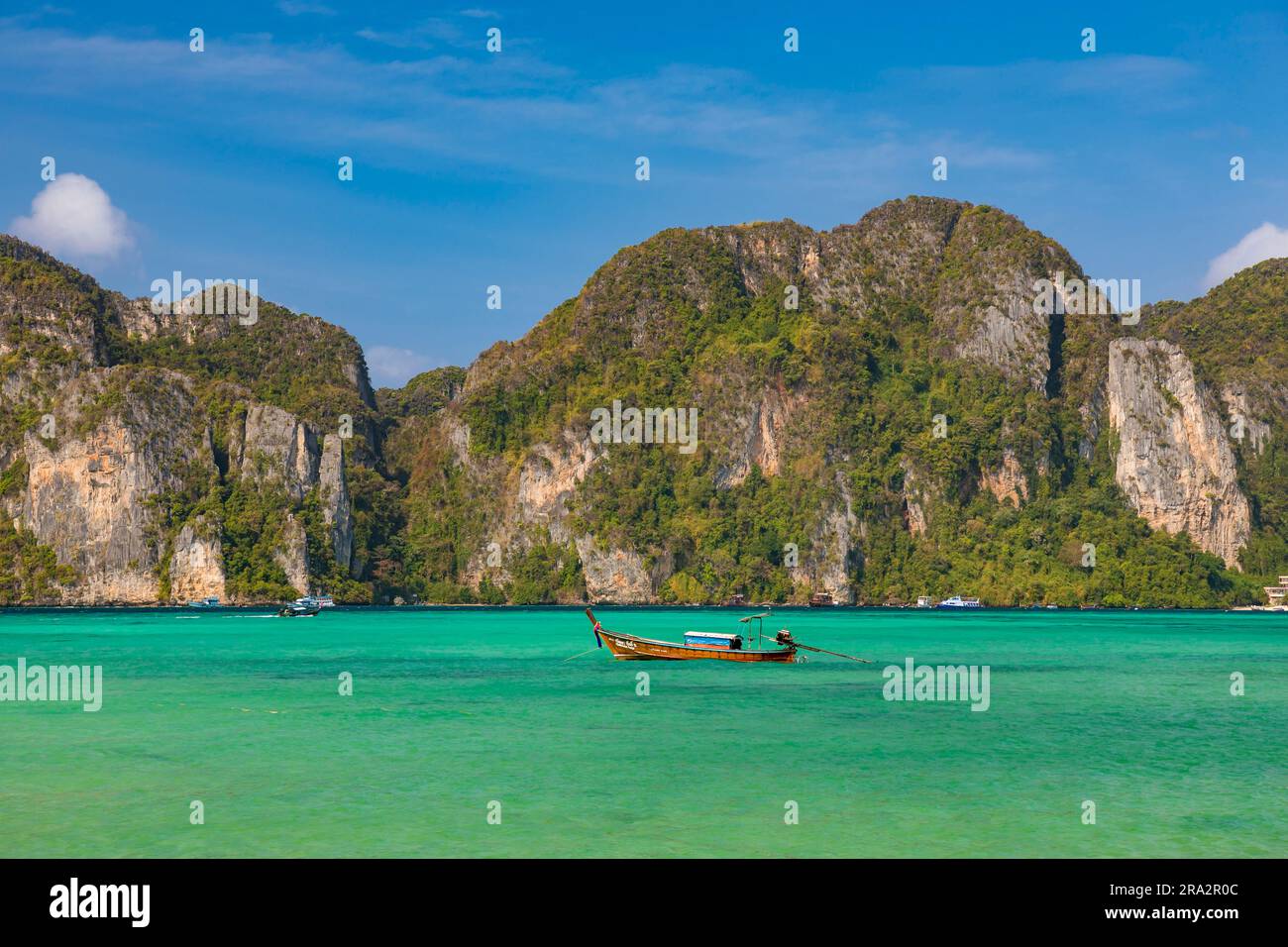 Thaïlande, province de Krabi, île de Koh Phi Phi Don, baie de ton Sai, bateau long Tail Banque D'Images