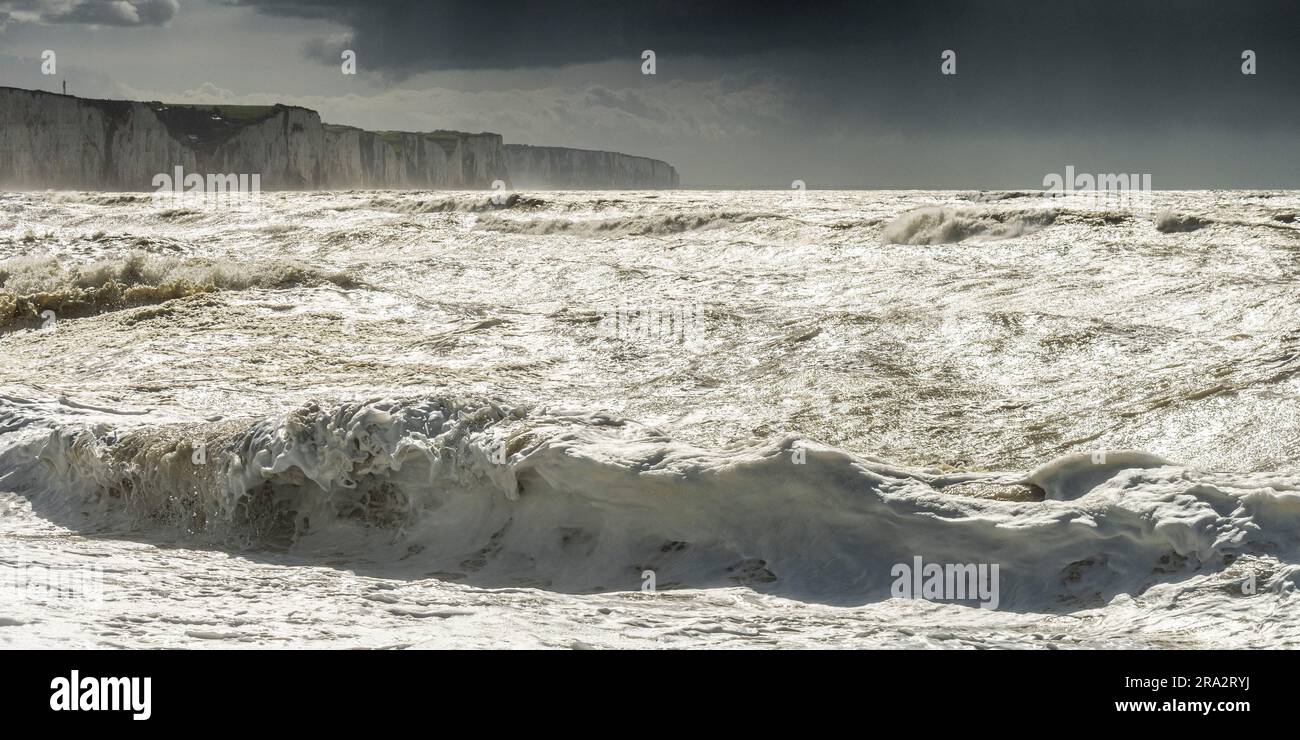 France, somme, Baie de somme, Ault, Storm Noa à Ault, vents à 120 km/h mais petits coefficients de marée, de beaux sorts ensoleillés et un violent orage à terminer Banque D'Images