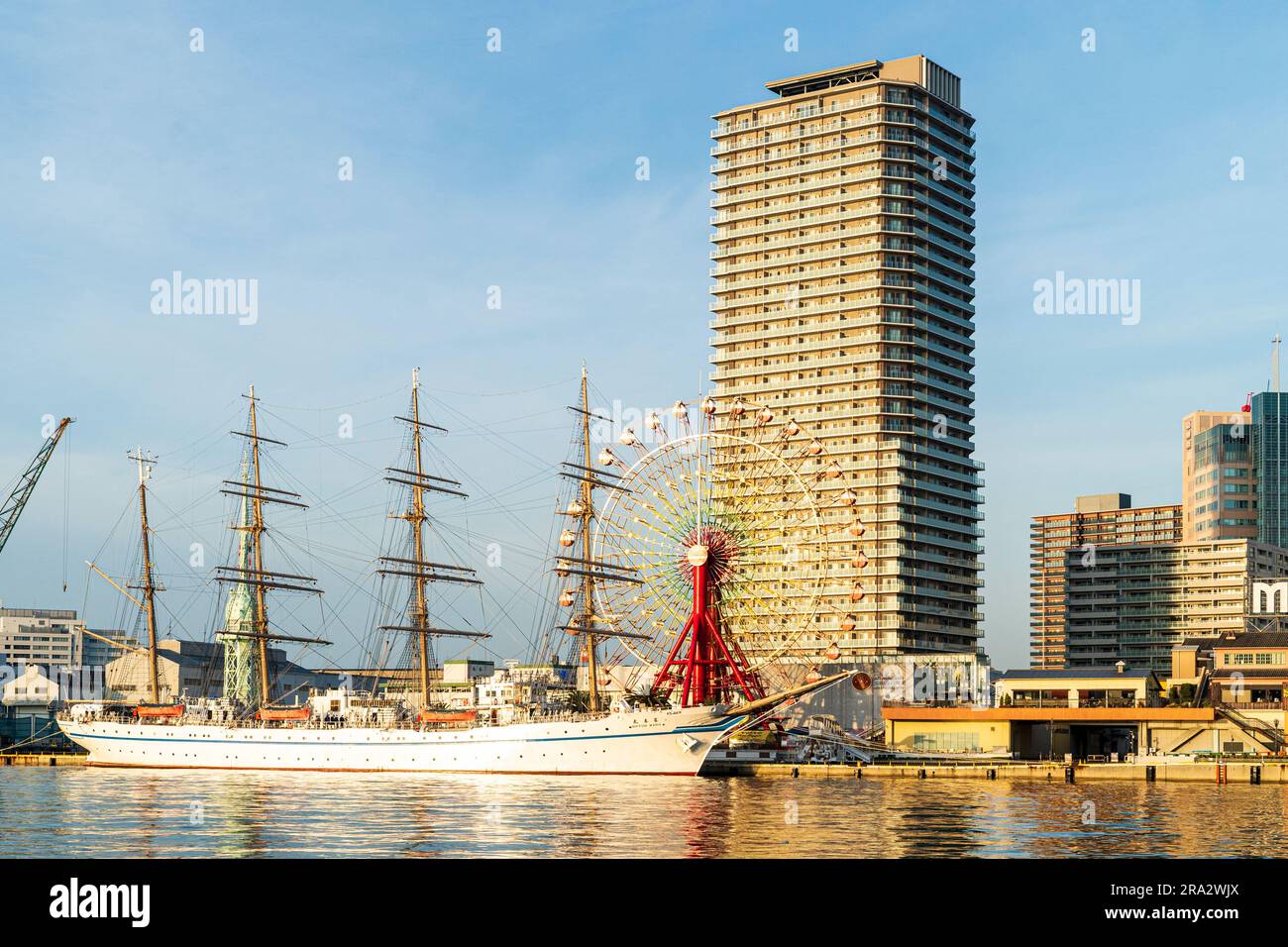 Kobe Waterfront dans l'heure d'or du matin avec la grande roue rouge ...