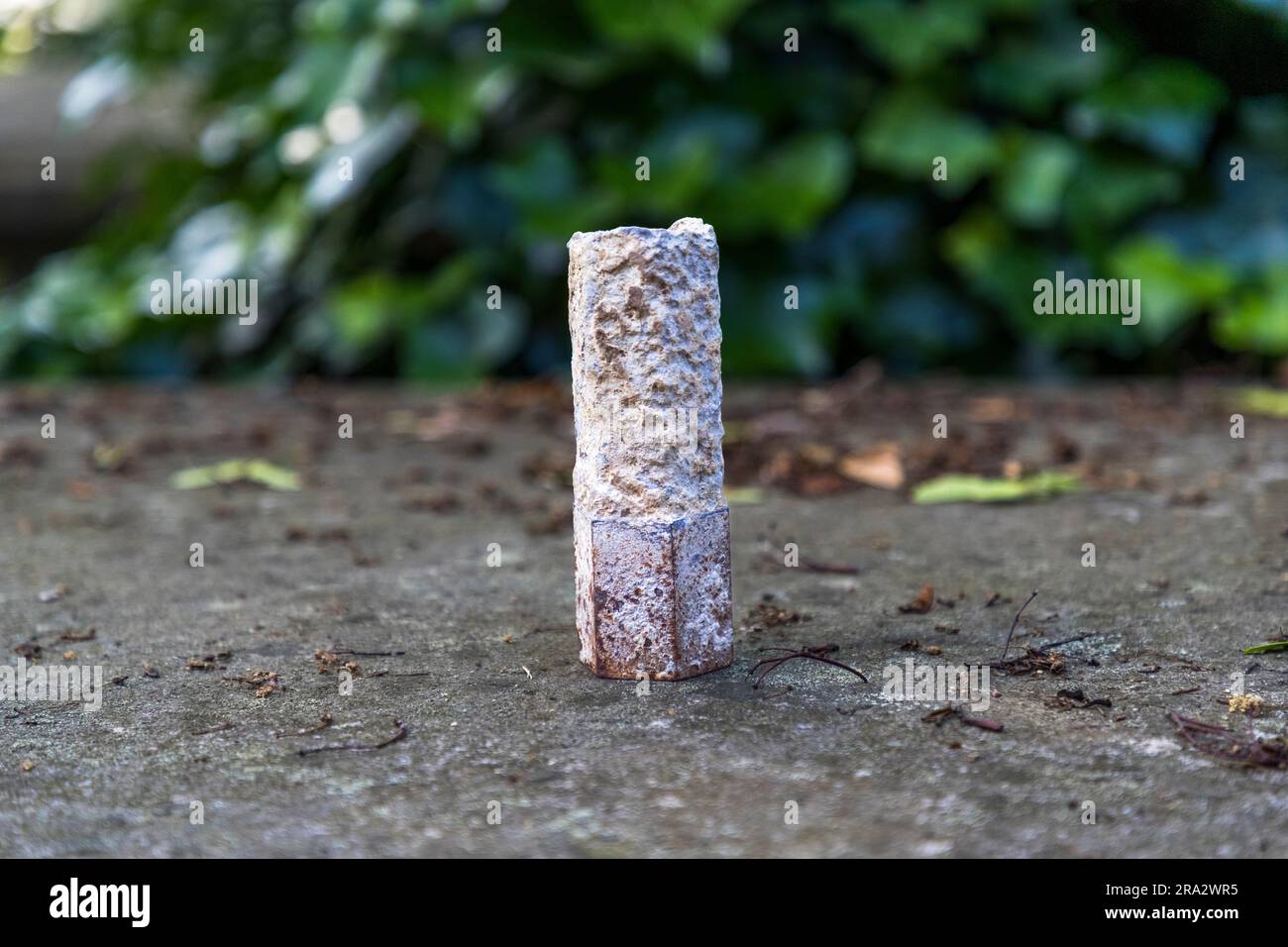 Sur l'ancien terrain de Camposanto du cimetière Elias dans le centre de Dresde, on trouve également des objets de la Seconde Guerre mondiale, comme le fusible d'une bombe incendiaire au phosphore. Le cimetière Elias de Dresde est désaffecté depuis 1876 et fermé depuis 1924. Vestige d'une bombe incendiaire au phosphore de la Seconde Guerre mondiale Banque D'Images