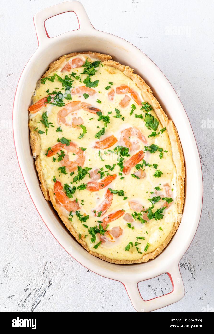 Tourte aux fruits de mer et sauce à la crème de safran Banque D'Images