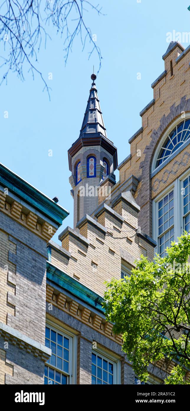 L'école secondaire de Newtown à Queens, NY, a été construite en plusieurs étapes : bâtiment principal et ailes du renouveau flamand en 1921 et 1931 ; aile de style international en 1958. Banque D'Images