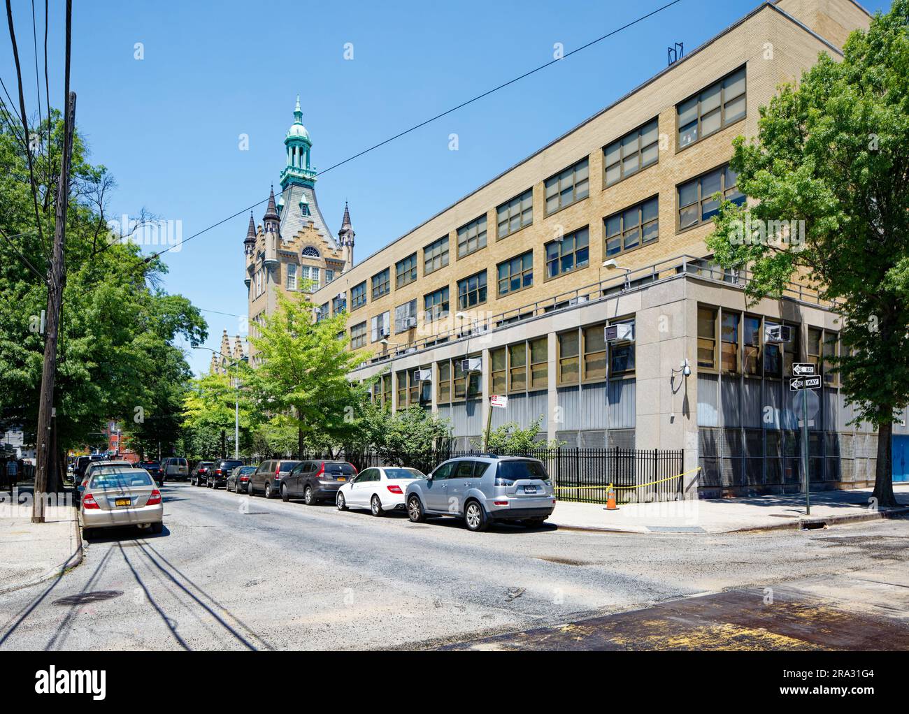 L'école secondaire de Newtown à Queens, NY, a été construite en plusieurs étapes : bâtiment principal et ailes du renouveau flamand en 1921 et 1931 ; aile de style international en 1958. Banque D'Images