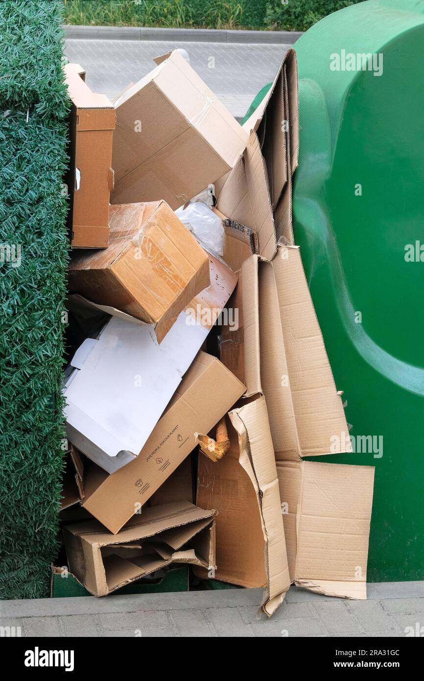Le tas de carton est en train de trier pour le recyclage. Le carton et les  déchets de papier sont collectés et emballés pour recyclage en ville. Vue  verticale Photo Stock -
