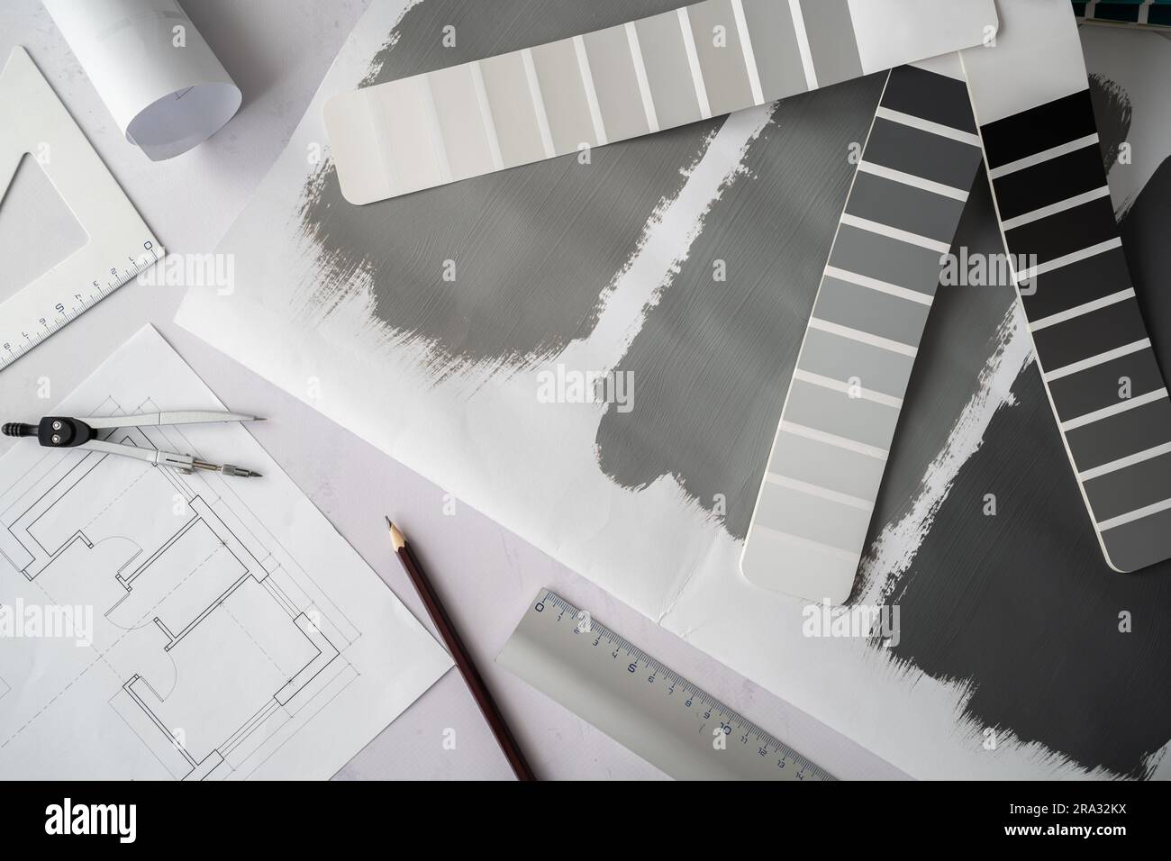 Les plans de l'étage d'origine et le catalogue de guides de palette de couleurs en niveaux de gris avec des échantillons de couleurs et de peinture d'essai peinte. Concept de design intérieur. Banque D'Images