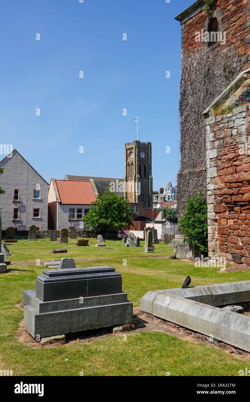 En regardant au-delà de la vieille rue, les ruines de l'église Andrew vers la tour d'horloge de l'église St Andrew Blackadder, North Berwick, East Lothian, Écosse, Royaume-Uni. Banque D'Images