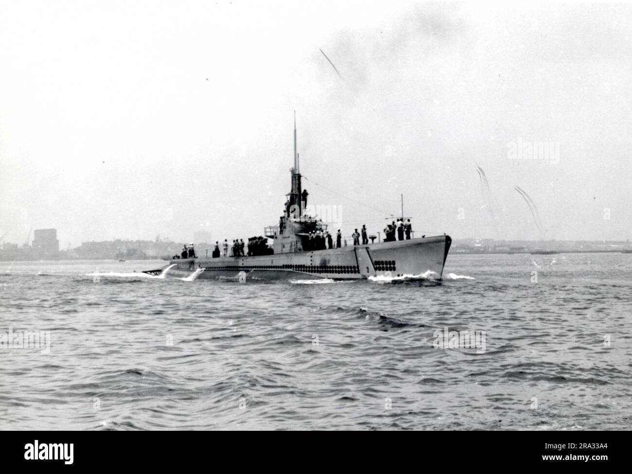 SS-297 USS Ling. Cette photo montre l'USS Ling SS-297 qui a été construit par le Boston Navy Yard. La coque du navire a été construite par North Carolina Ship Building Company et a été achevée en juin 1944. 1944-06-01T00:00:00. Région du nord-est (Boston, ma). Impression photographique. Département de la Marine. Premier quartier naval. Bureau du Chef de cabinet adjoint pour l'administration. Bureau de l'agent historique. env. 1941 environ 1946. Histoire administrative du premier district naval de la Seconde Guerre mondiale Banque D'Images
