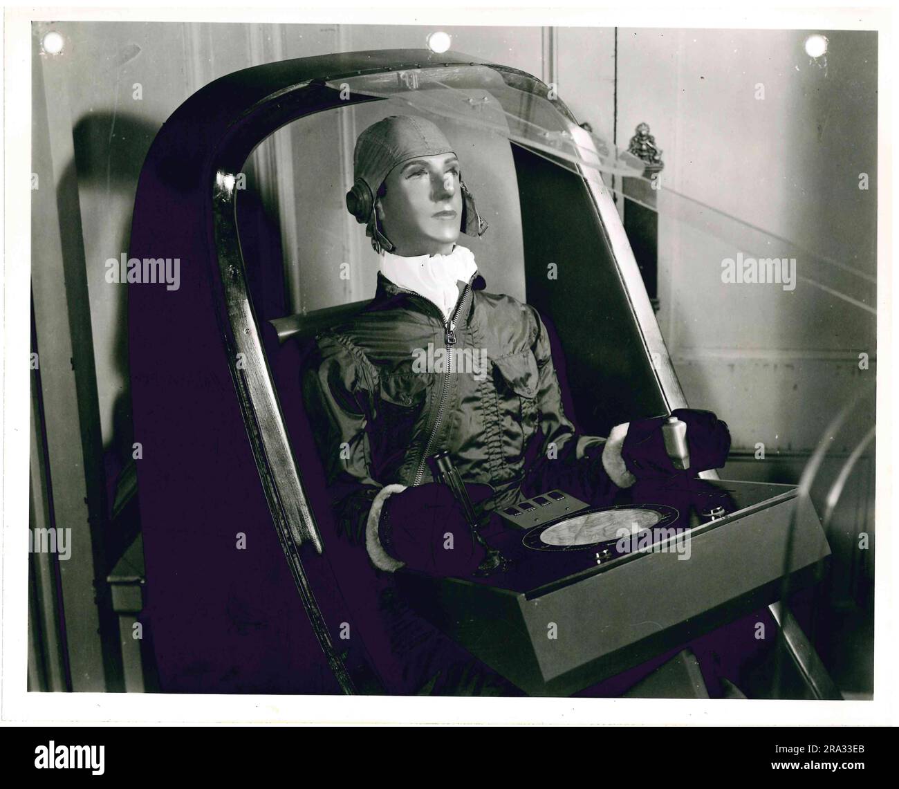 Photographie de mannequin en uniforme de pilote assis dans le cockpit modèle. Banque D'Images