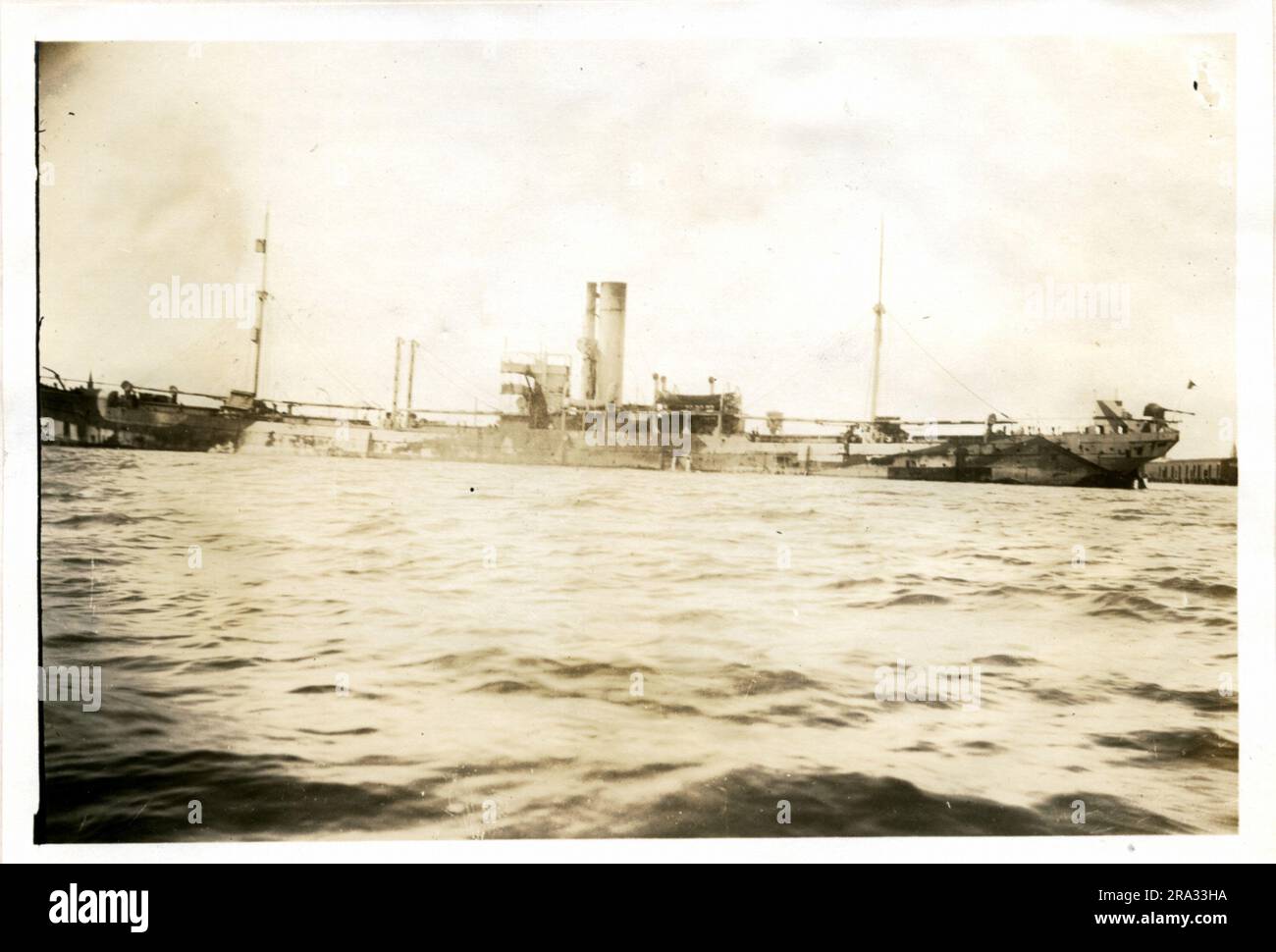 Photographie de la SS Grainton. Photographie de S. S. Grainton. 20 novembre 1918. Nationalité: Britannique. Tonnage 6042. Longueur: 415 pi. Poutre 55 pieds Dépouille: 30' 6'. Capitaine: J. W. Henderson. Propriétaires : IRA Chapman & son New Castle. Où de : Iquique Chili Chili. Destination : inconnue. Où photographié: Charleston S. C. Sixième quartier naval. Par qui J. B. Dearborn. Date : octobre 26th. 1918. Où camouflage: Manchester Angleterre 13 juillet. 1918. Par qui: Manchester Dry Dock Co.. Admiralty britannique. Type de navire: Flush Deck One Gun 4 point 7. Quatre loutres. Numéros de couleur #1 gris bleu, #1 gris gris Banque D'Images
