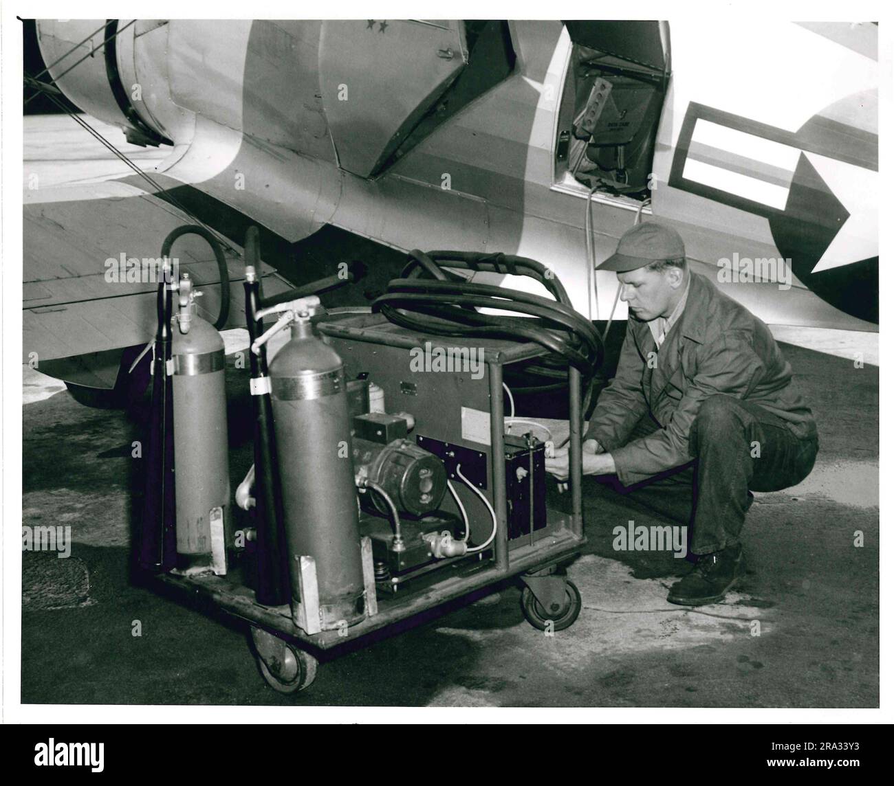 Photographie de l'homme utilisant l'unité d'alimentation de climatisation auxiliaire de section de vol. Banque D'Images Photographie de l'homme utilisant l'unité d'alimentation de climatisation auxiliaire de section de vol. Banque D'Images