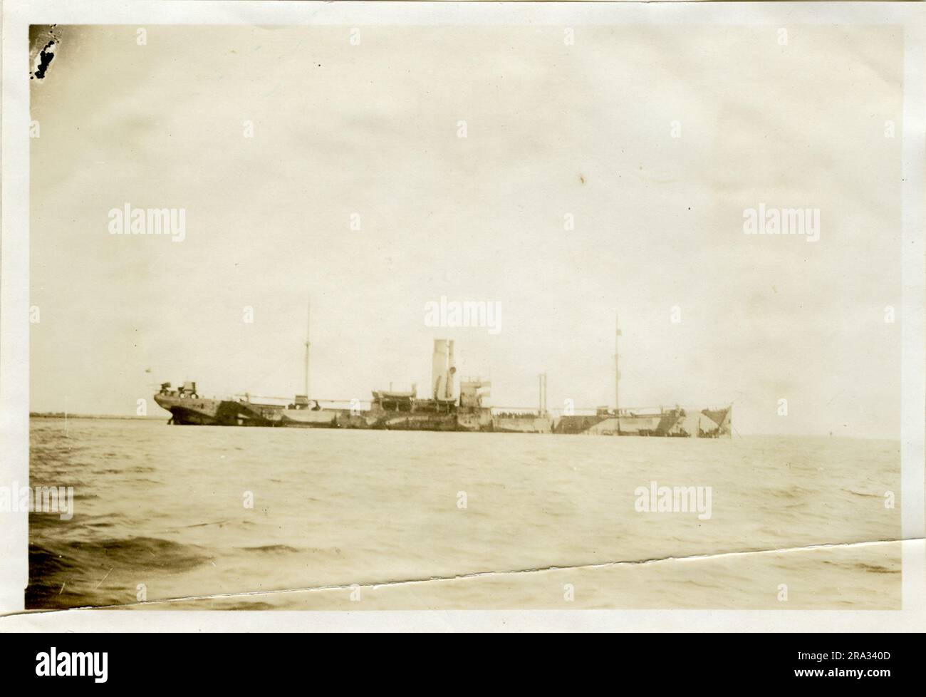 Photographie de la SS Grainton. Photographie de S. S. Grainton. 20 novembre 1918. Nationalité: Britannique. Tonnage 6042. Longueur: 415 pi. Poutre 55 pieds Dépouille: 30' 6'. Capitaine: J. W. Henderson. Propriétaires : IRA Chapman & son New Castle. Où de : Iquique Chili Chili. Destination : inconnue. Où photographié: Charleston S. C. Sixième quartier naval. Par qui J. B. Dearborn. Date : octobre 26th. 1918. Où camouflage: Manchester Angleterre 13 juillet. 1918. Par qui: Manchester Dry Dock Co.. Admiralty britannique. Type de navire: Flush Deck One Gun 4 point 7. Quatre loutres. Numéros de couleur #1 gris bleu, #1 gris gris Banque D'Images