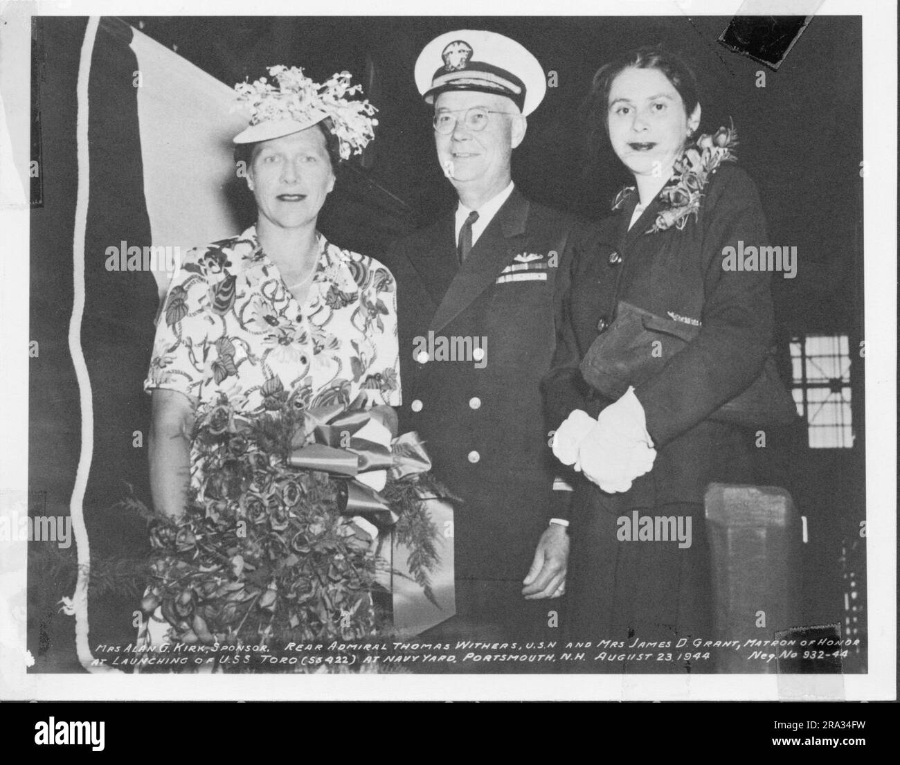 Mme Alan G. Kirk, commanditaire, contre-amiral Thomas Withers, États-Unis Navy, et Mme James D. Grant, Matron d'honneur, lors du lancement de l'USS Toro (SS 422) à Navy Yard, Portsmouth, New Hampshire. Banque D'Images