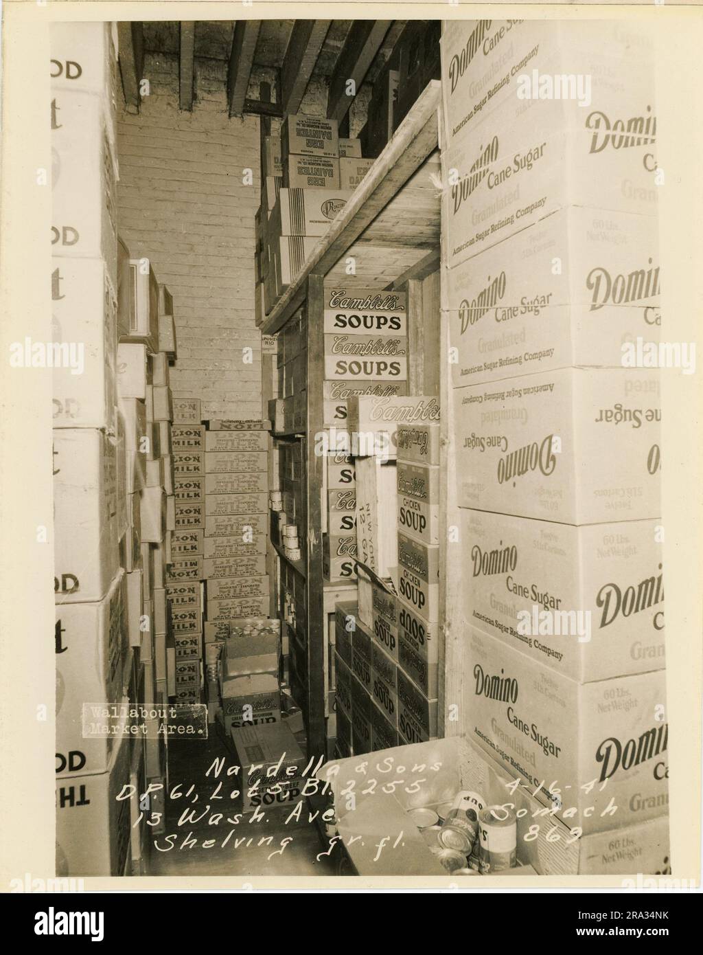 Photographie de la chambre intérieure vue sur Nardella & Sons, Lot 5, bl. 2255, 13 laver. Ave, étagères au rez-de-chaussée avec signalisation de Campbell soupes et Domino Cane Sugar. Banque D'Images