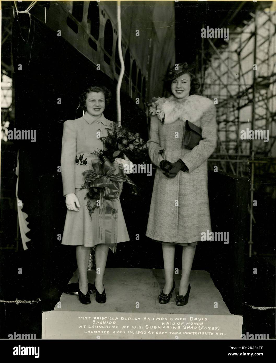 Mme Priscilla Dudley, Commanditaire, et Mme Owen Davis, Maid of Honor. Légende originale : Mlle Priscilla Dudley, commanditaire, et Mme Owen Davis, Maid of Honor of U.S. Sous-marin Shad, Navy Yard, Portsmouth, New Hampshire... 1942-04-15T00:00:00. Banque D'Images