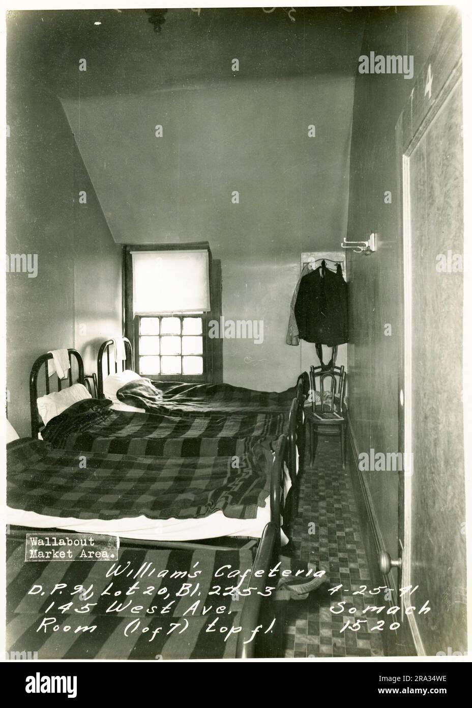 Photographie du marché intérieur du mur, D.P. 91, lot 20, Bl. 2253, 145 West Ave Cafétéria de William, salle (1 de 7) au dernier étage. Vue de la petite chambre remplie de 4 lits jumeaux soigneusement fait avec des couvertures à carreaux et des vêtements suspendus, à partir de négatif 1520. Banque D'Images