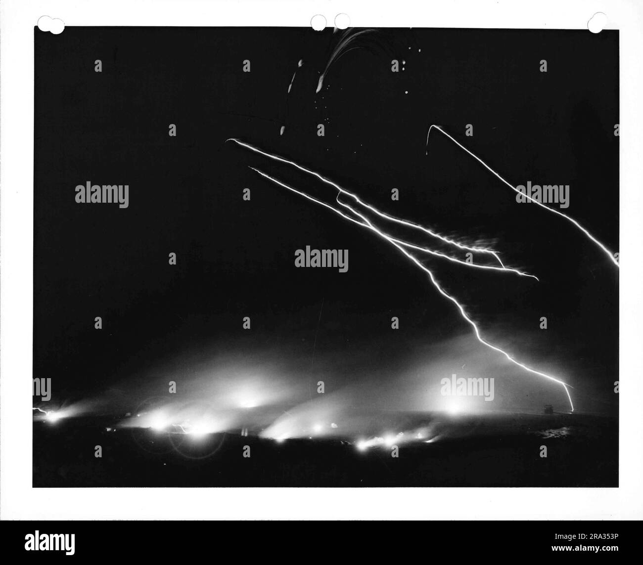 Photographie des fusées éclairantes déclenchées la nuit et des lumières de recherche utilisées. Banque D'Images