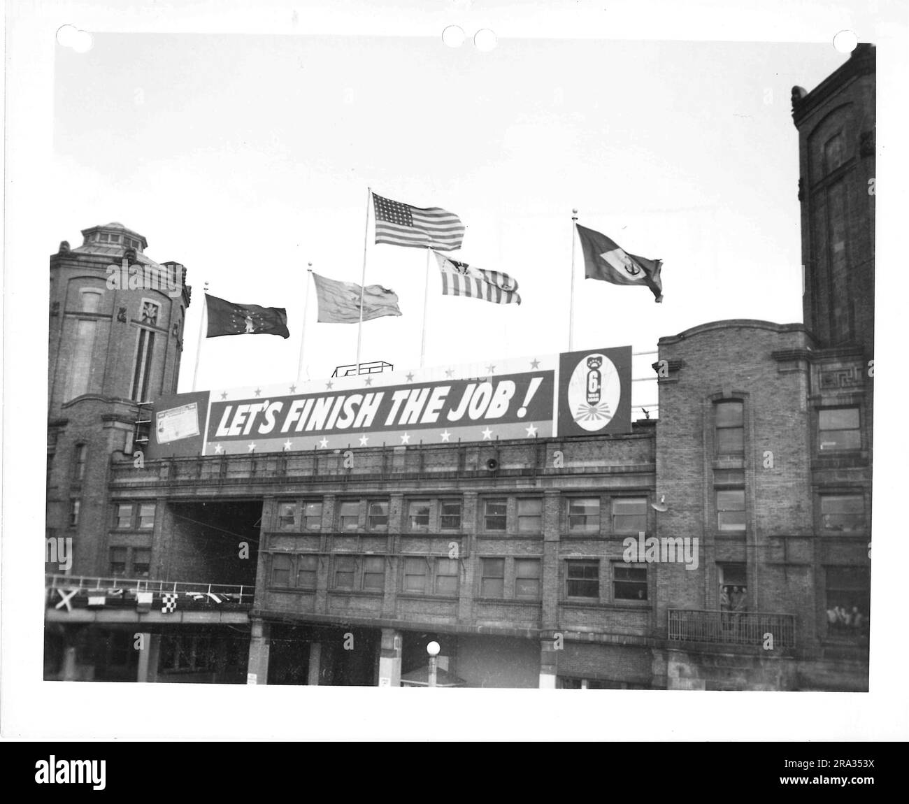 Photo de la bannière de l'exposition intitulée « finissons le travail ! ». Banque D'Images