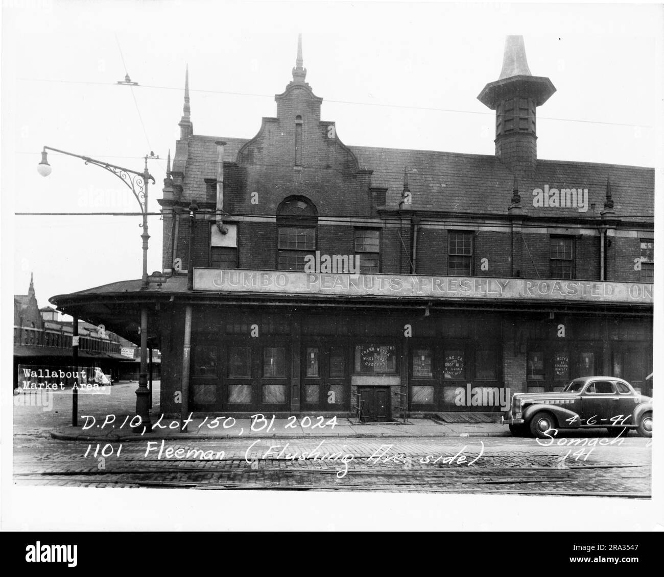Photographie du marché extérieur de Wallaabout, D.P. 10, lot 150, bâtiment 2024, 1101 Fleeman (côté de l'avenue Flushing). Vue extérieure avec détails architecturaux et signalisation « Jumbo Peanuts fraîchement Roasted », voiture en premier plan, à partir de négatif 141. Banque D'Images