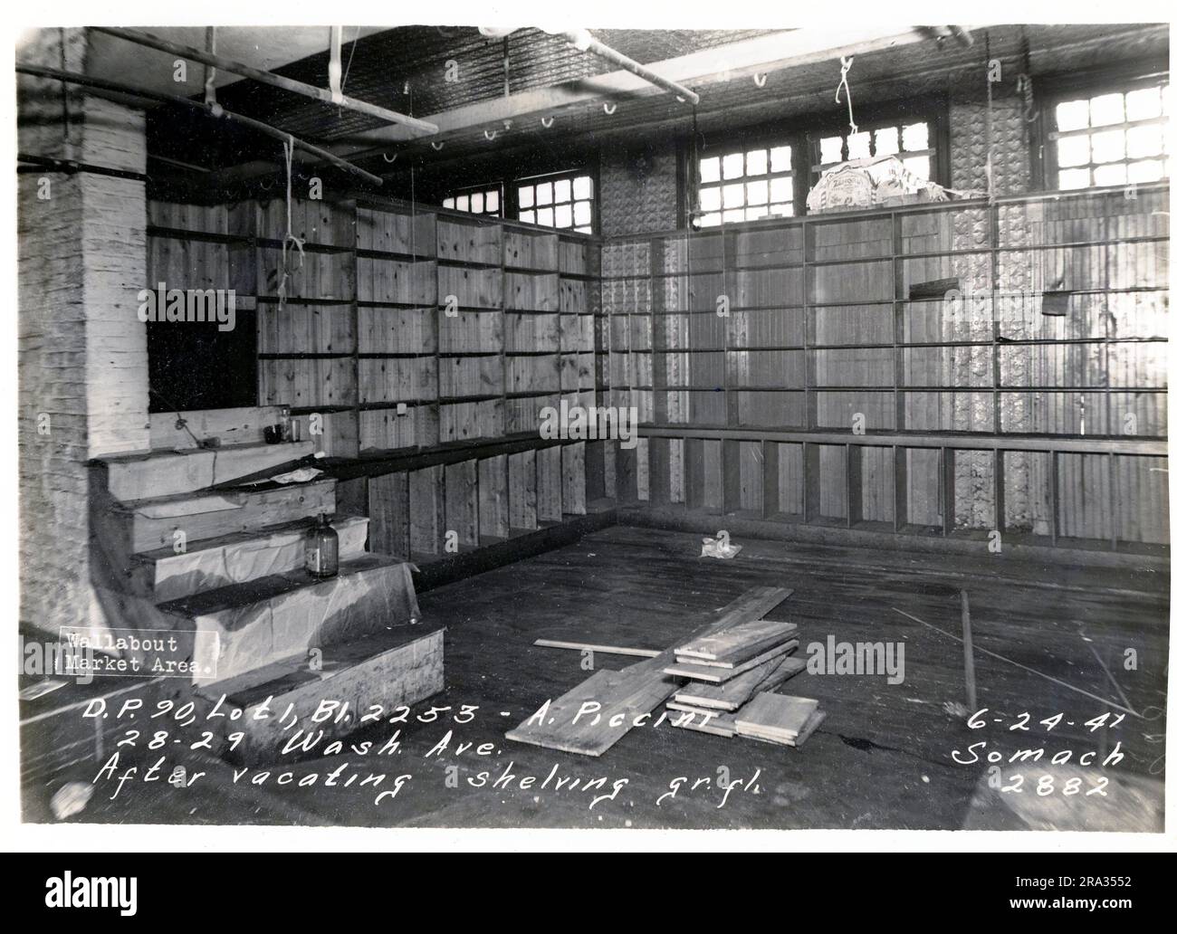 Photographie du marché intérieur du mur, D.P. 90, lot 1, Bl. 2253, 28-29 Wash Ave A. Piccini, après avoir libéré les étagères gr. fl. Vue de la chambre de l'espace vide avec les étagères intactes du négatif 2882.. Banque D'Images