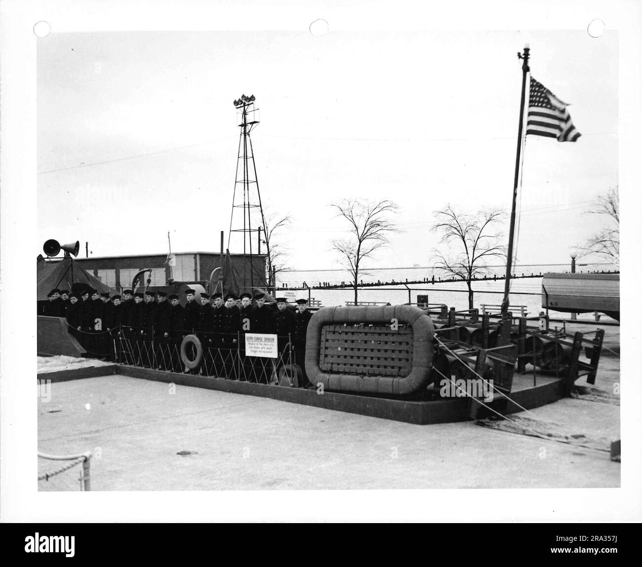 Photographie des marins sur l'exposition du percutant de charge de profondeur. Banque D'Images