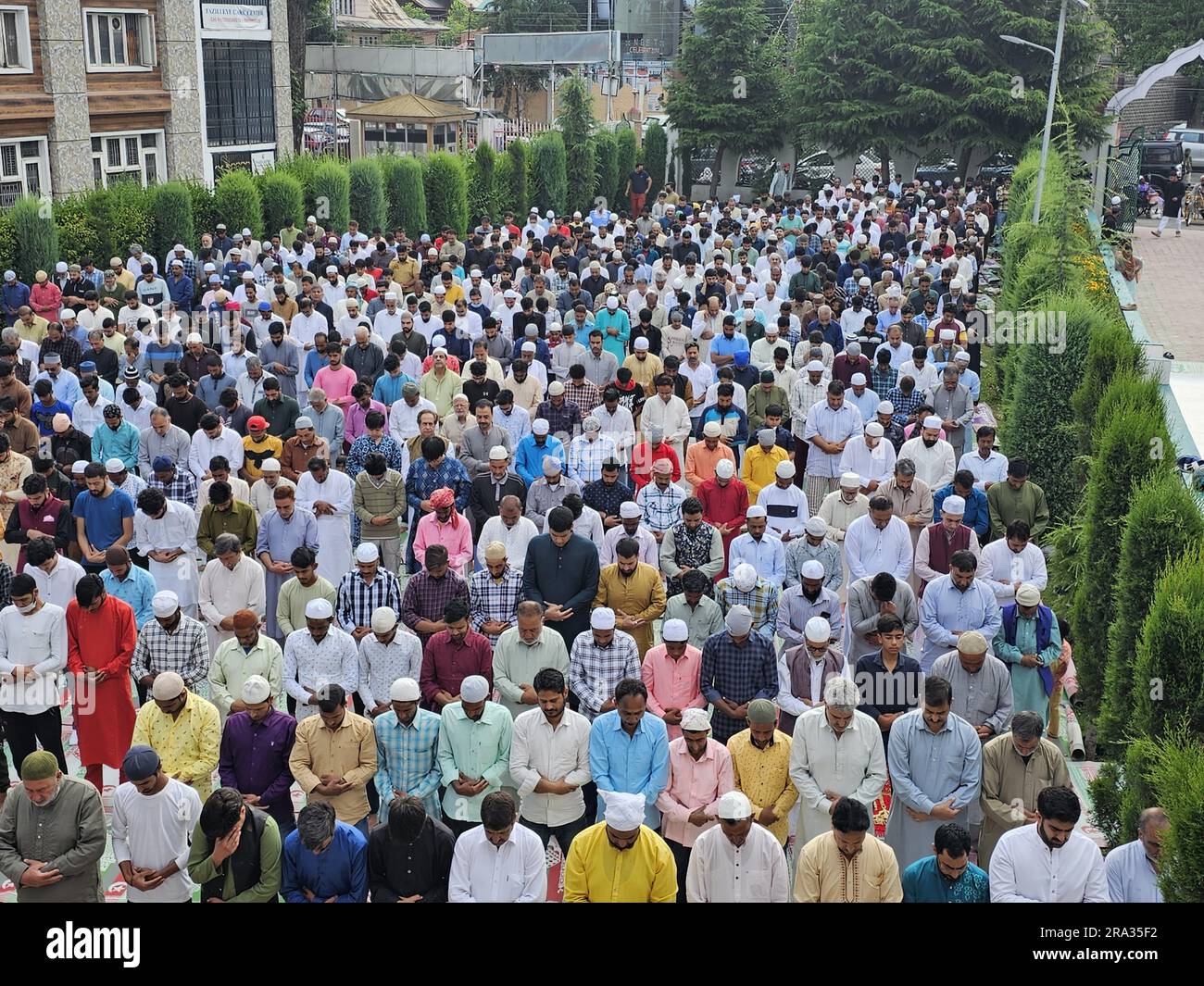 Non exclusif: 29, juin 2023, Srinagar, Inde: Les musulmans cachemiri offrent des prières Eid spéciales dans une mosquée à l'occasion d'Eid-Al-Adha (Bakra Eid) . E Banque D'Images