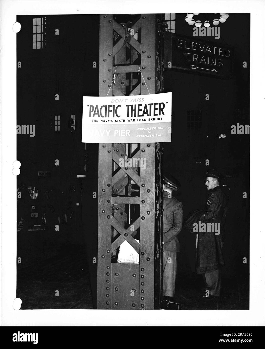 Photographie de la publicité de l'exposition de prêt de guerre dans la gare surélevée. Banque D'Images