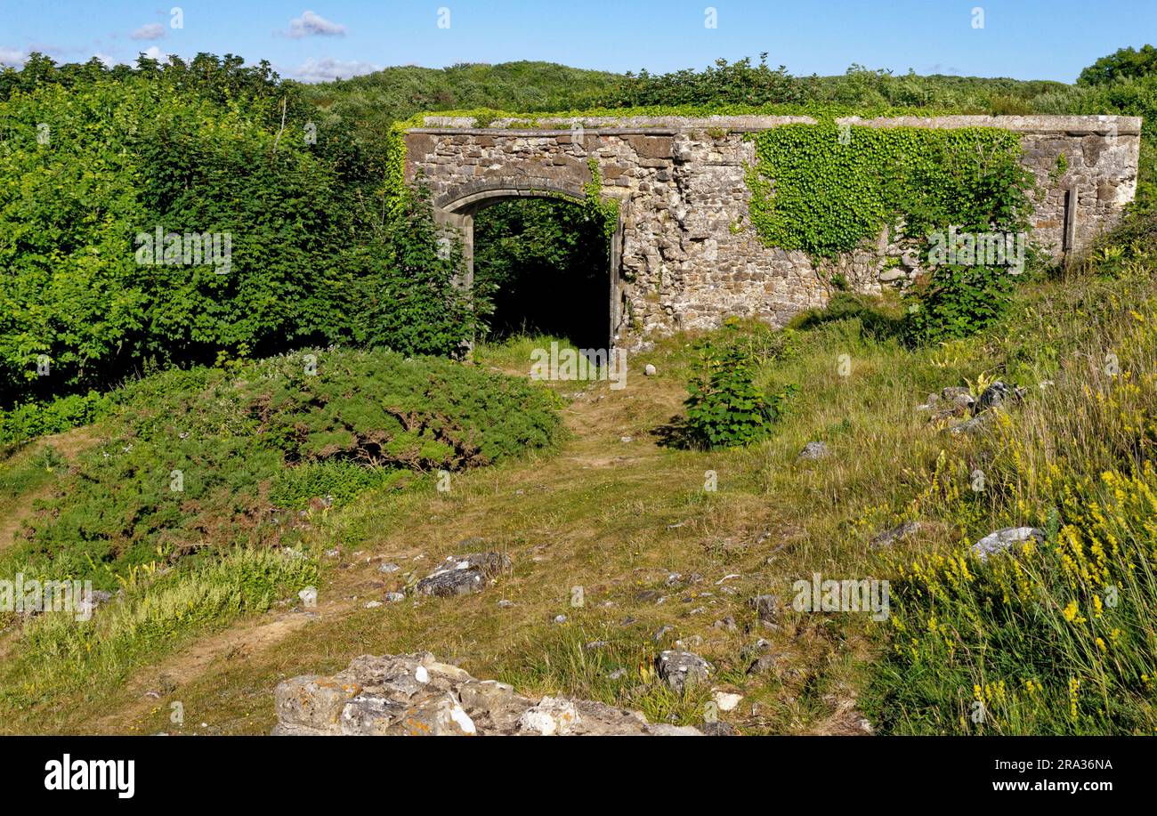 Vestiges du château de Dunraven, Southherndown, Glamourgan Heritage Coast, Vale of Glamourgan, pays de Galles du Sud, Royaume-Uni. 25th juillet 2023 Banque D'Images