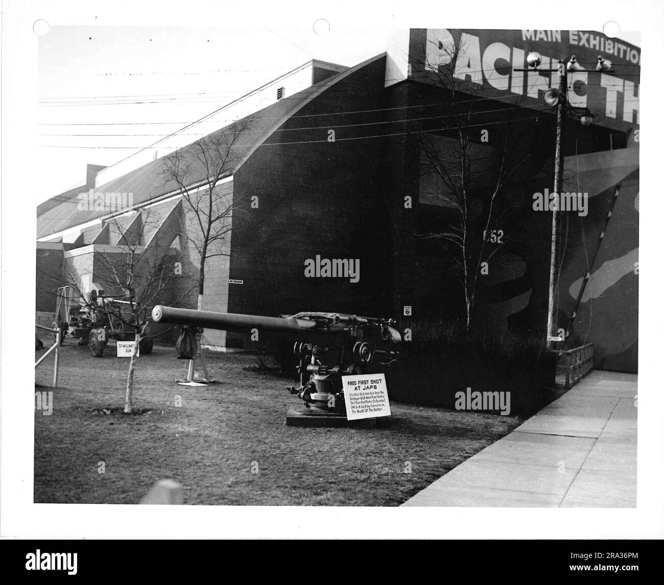 Photographie d'un fusil de pont dit de tirer un premier coup de feu au japonais à Pearl Harbor et à l'entrée de l'exposition. Banque D'Images
