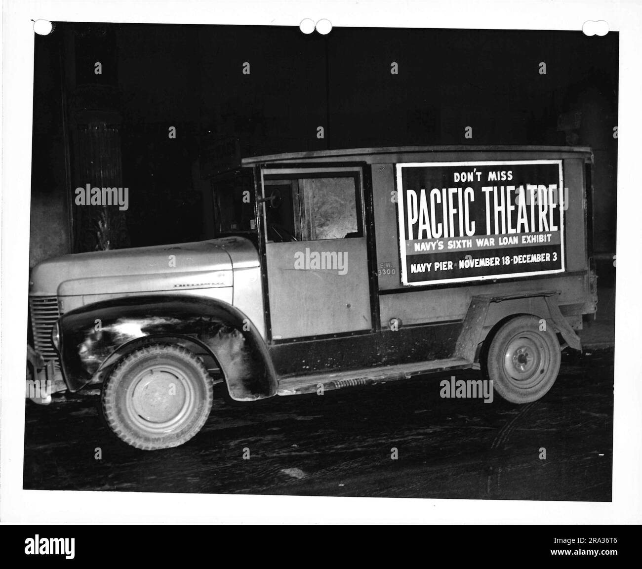 Photographie de voiture avec publicité pour l'exposition de prêt de guerre. Banque D'Images