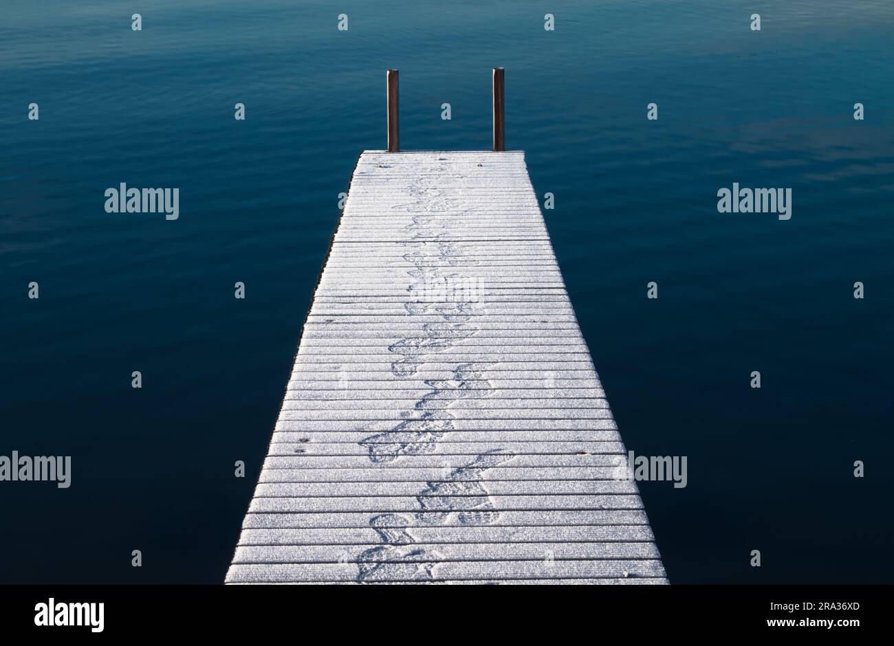 Une jetée en bois couverte de Frost qui s'étend jusqu'à River avec empreintes, Angleterre, Royaume-Uni Banque D'Images