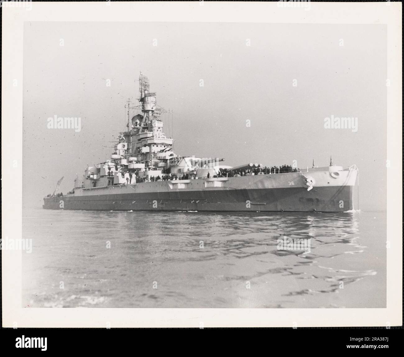 USS Nevada (BB-36). Cet article est une photographie représentant le cuirassé USS Nevada (BB-36) lorsqu'elle était basée au triage de la marine de Boston et qu'elle a servi en convoi dans l'Atlantique pendant la Seconde Guerre mondiale L'USS Nevada était le deuxième américain Le navire de la marine doit être nommé d'après l'état de 36th dans l'Union et était le chef de file de deux navires de guerre de classe Nevada; l'USS Oklahoma (BB-37) était son navire jumeau. Établi par 4 novembre 1912 et lancé 11 juillet 1914 par le chantier naval de la rivière Fore à Quincy, Massachusetts, Nevada a été commandé 11 mars 1916 à Boston Navy Yard. Elle a servi dans les deux guerres mondiales et était le seul cuirassé Banque D'Images