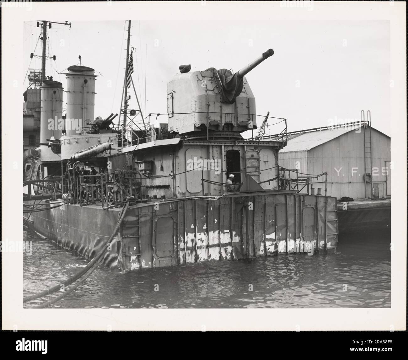 Réparation de l'USS Nelson (DD-623) à Navy Yard, Boston, Massachusetts. Cet article est une photographie représentant le destroyer USS Nelson (DD-623) en cours de réparation à Boston Navy Yard, où elle a eu un tiers de sa poupe enlevée après avoir soutenu des dommages d'attaque de torpille. Dans la nuit de 12 juin 1944, alors qu'il était ancré à la position n° 13 sur la ligne Dixie dans le cadre de l'écran anti-sous-marin et E-boat autour de la tête de plage d'Omaha en Normandie, l'USS Nelson a été frappé par une torpille E-boat qui a explosé de sa poupe et de son porte-canon n° 4. Nelson a été remorqué à Londonderry, en Irlande du Nord pour des réparations d'urgence et Banque D'Images