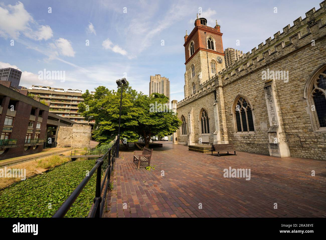 L'église Barbican, l'église St Giles Cripplegate, également connue sous le nom de St Giles Without Cripplegate, est une église médiévale historique dans le complexe Barbican. Banque D'Images