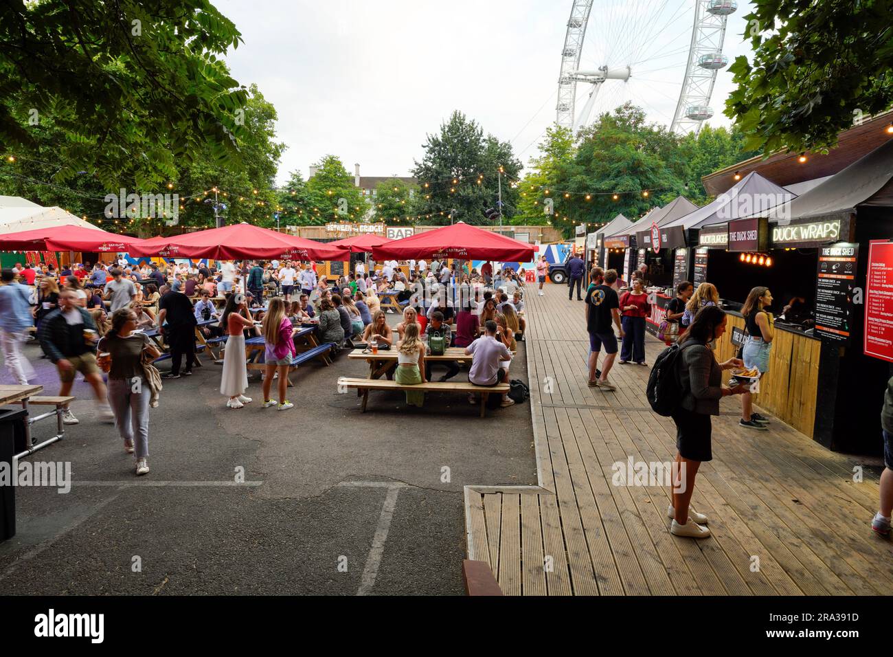 Un lieu unique en bord de rivière sur South Bank de Londres avec DJ live, Street food, boissons, brunchs à thème et ambiance de fête entre amis. Banque D'Images