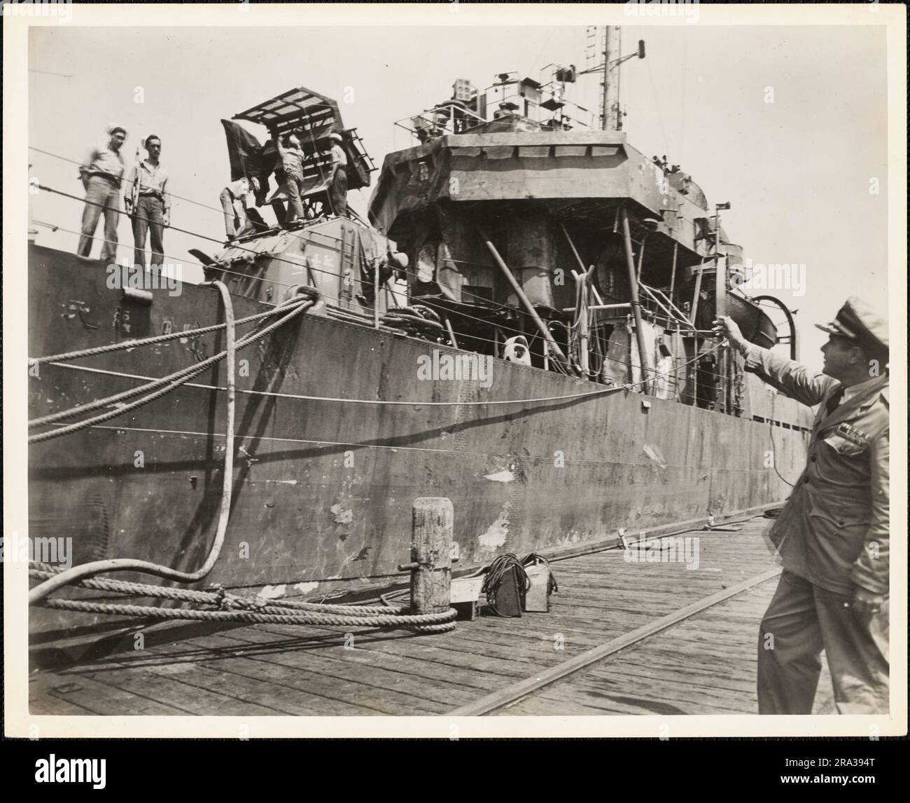 USS Braine, DD-630, après avoir été frappé par deux bombardiers suicide, le colonel Fitts on Dock, Boston, Massachusetts. Histoire administrative du premier district naval de la Seconde Guerre mondiale Banque D'Images