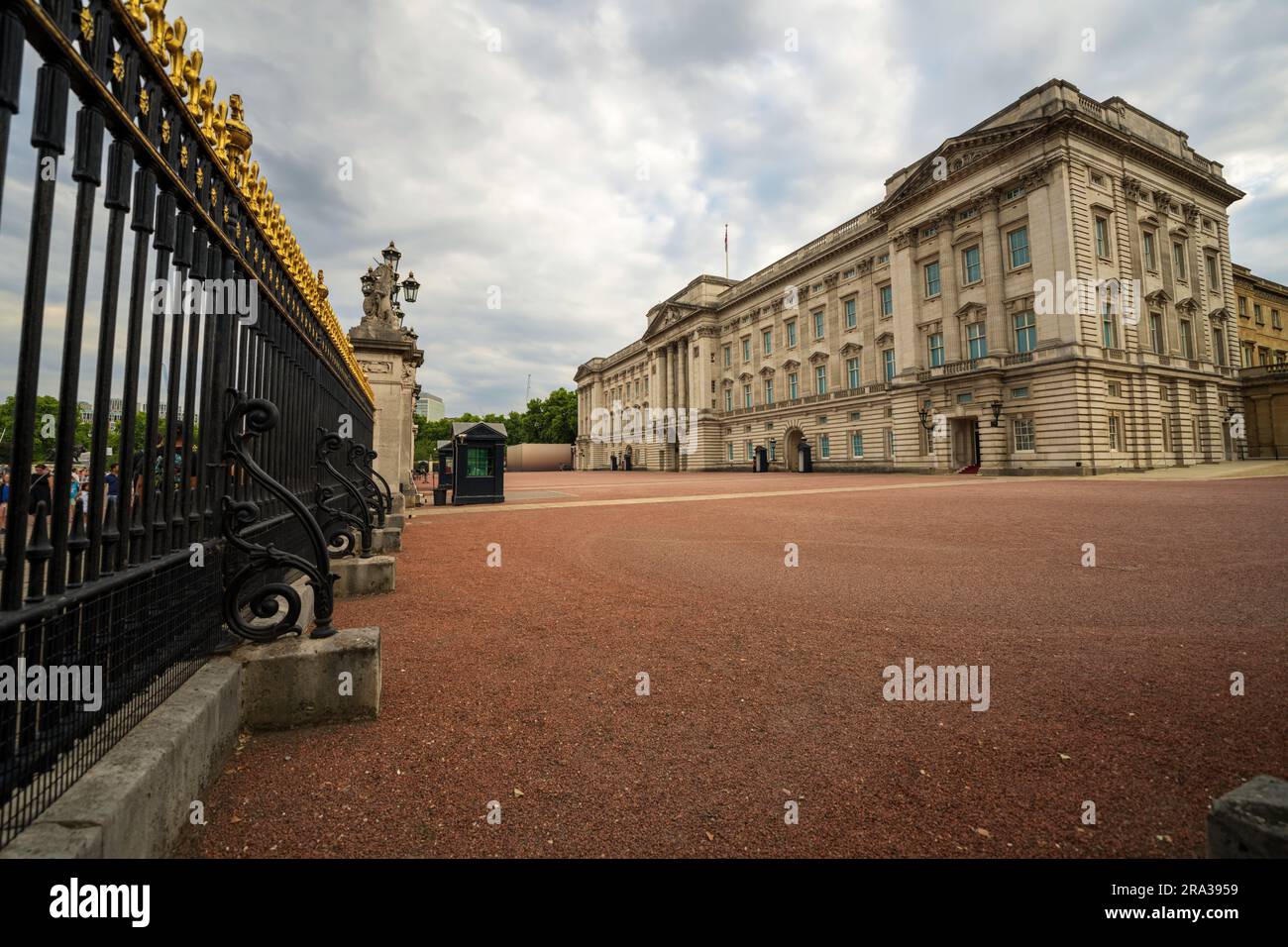 Les touristes devant la porte du palais de Buckingham et les gardes du palais à l'entrée. Un symbole de la monarchie britannique et la maison des rois, des reines. Faites le tour. Banque D'Images