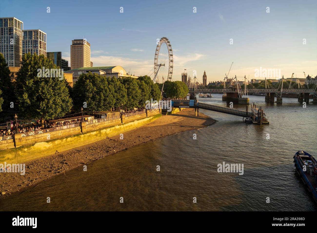 Paysage urbain de Londres. Les gens mangent et boivent le long de la Tamise avec les attractions de Londres, Big Ben, London Eye, Westminster, London Bridges. Amusant ! Banque D'Images