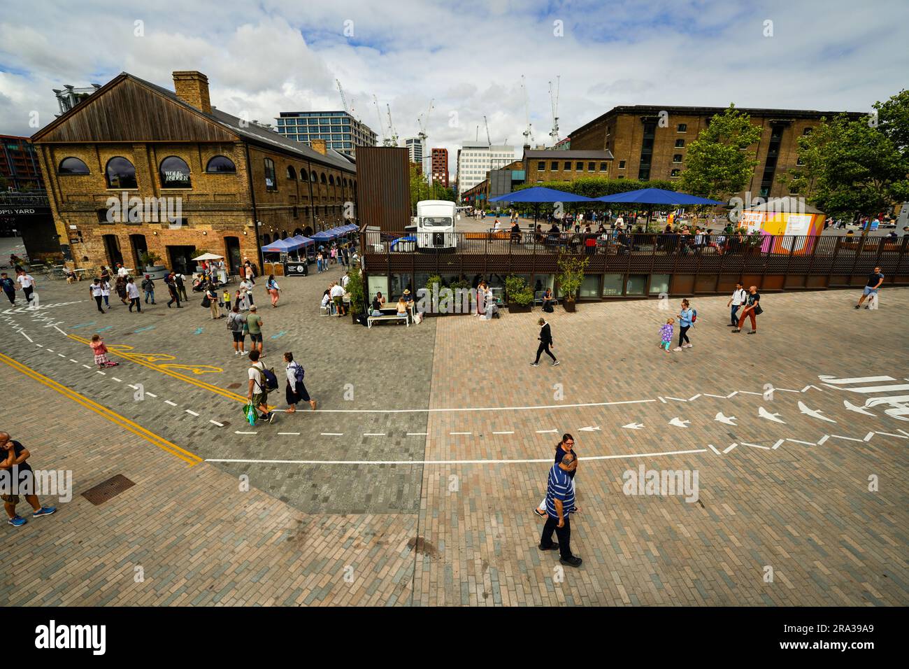 Coal Drops Yard à Londres est un chantier à charbon réaménagé transformé en un marché en plein air avec des boutiques, un cinéma en plein air, des restaurants et des bars. Banque D'Images
